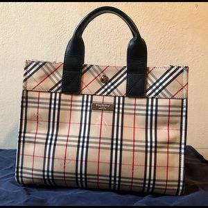 A beautiful classic Burberry handbag!